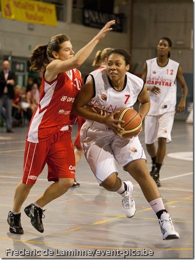 Bouge - 13/11/2010 : Match de Championnat de Belgique de Basket dames (D1) opposant le Dexia Namur Capitale (blanc) au Jeugd Gentson (rouge). Victoire du Dexia. Bouge - 13/11/2010 : Match de Championnat de Belgique de Basket dames (D1) opposant le Dexia Namur Capitale (blanc) au Jeugd Gentson (rouge). Victoire du Dexia.