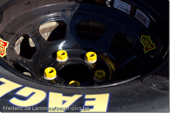 Bolts a pre-positionned on wheels with glue before the Goody's Fast Relief 500 at Martinsville