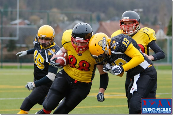 Match de la 1ère journée de championnat de Foot US LFFAB 2013 entre Andenne Bears (jaune) - Luxembourg Steelers of Dudelange.